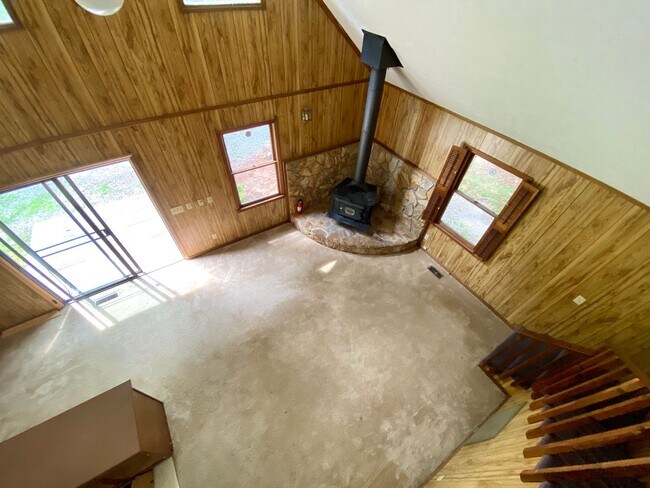 Building Photo - 2 Bed/1 Bath Cottage in Private Area