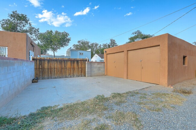 Building Photo - 618 Sycamore St NE