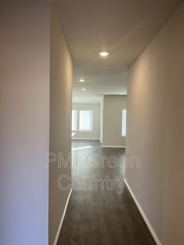 Building Photo - 425 S Buffalo St