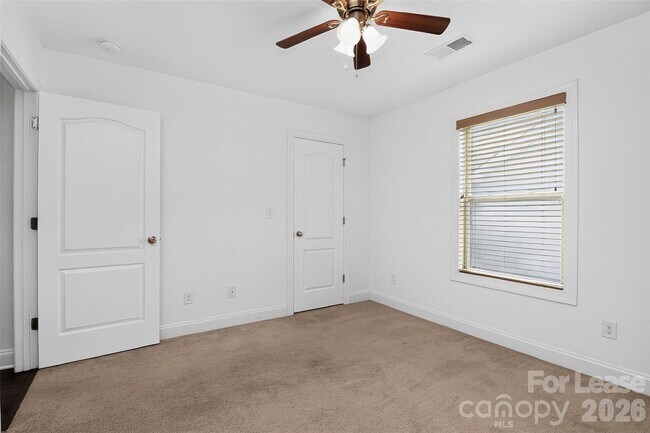 Building Photo - 549 Daventry Ct