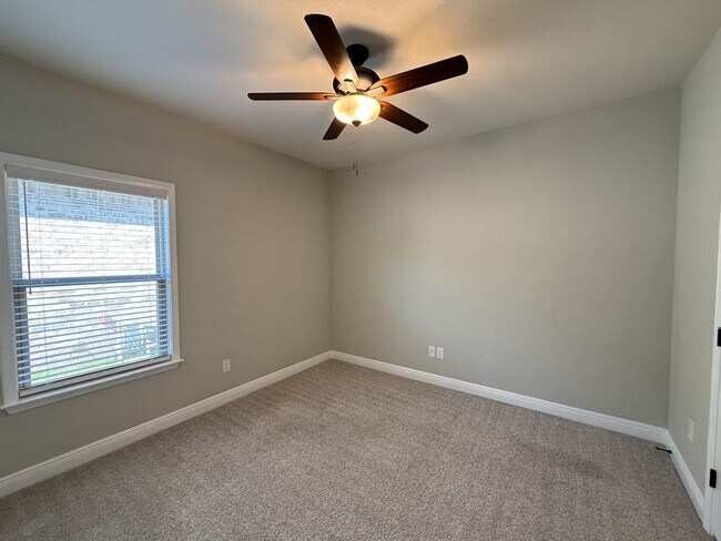 Building Photo - Spacious 3 Bedroom 2 Bath + Office with Split Floor Plan & Screened Patio in Pace!
