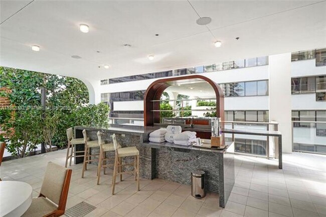 Building Photo - 2655 S Bayshore Dr