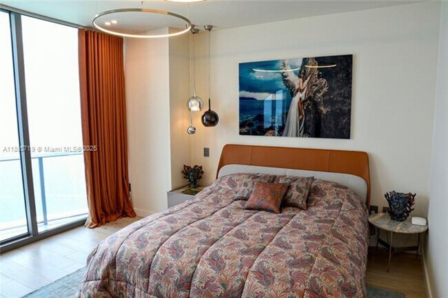 Building Photo - 15701 Collins Ave