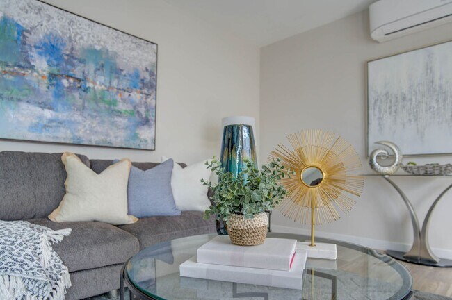 Building Photo - STUNNING UPGRADED UPSTAIRS 2BD/2BA UNIT IN...