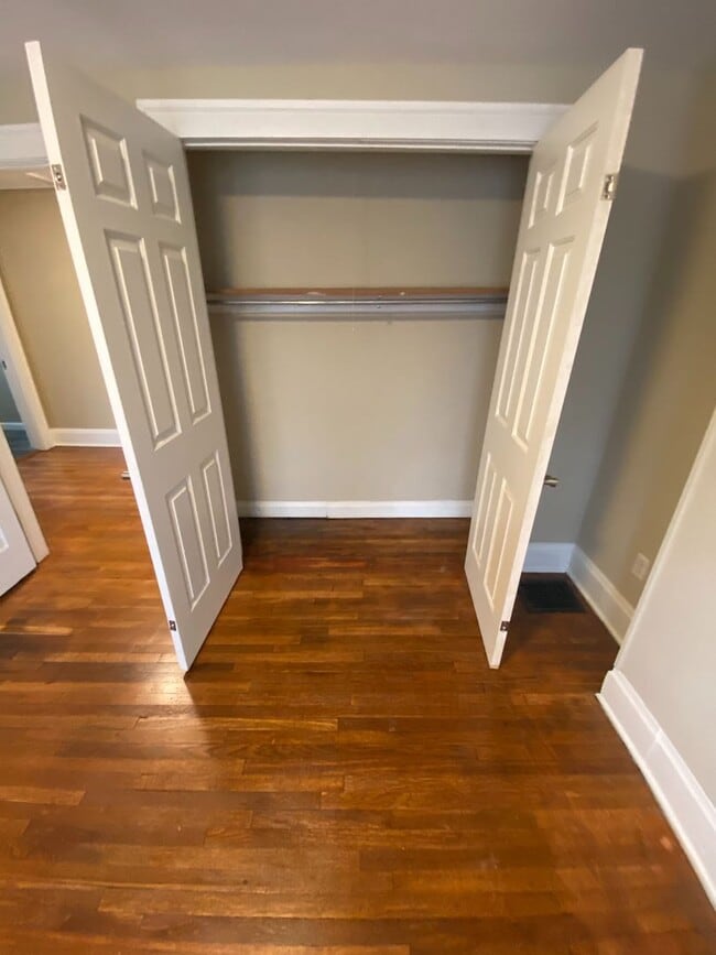 Building Photo - 3 Bedroom House - Grandview Area