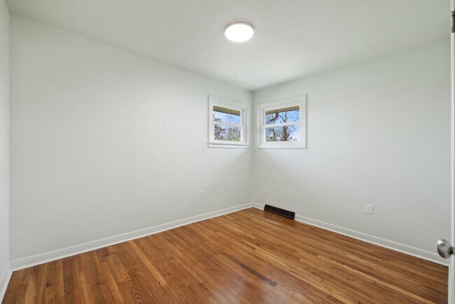 Building Photo - 389 Thompson St