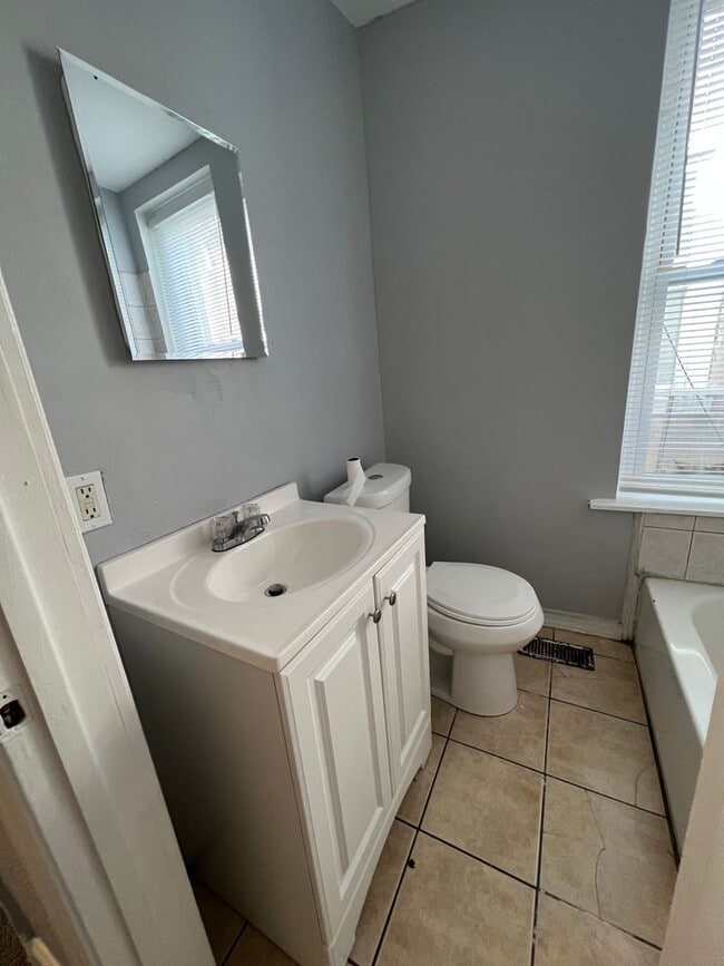 Building Photo - 4BR House Available for Rent!