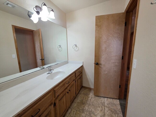 Building Photo - Great Home in Edmond School District + Ref...