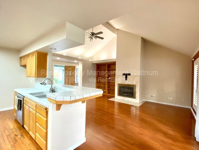 Building Photo - 672 W Ellery Ave