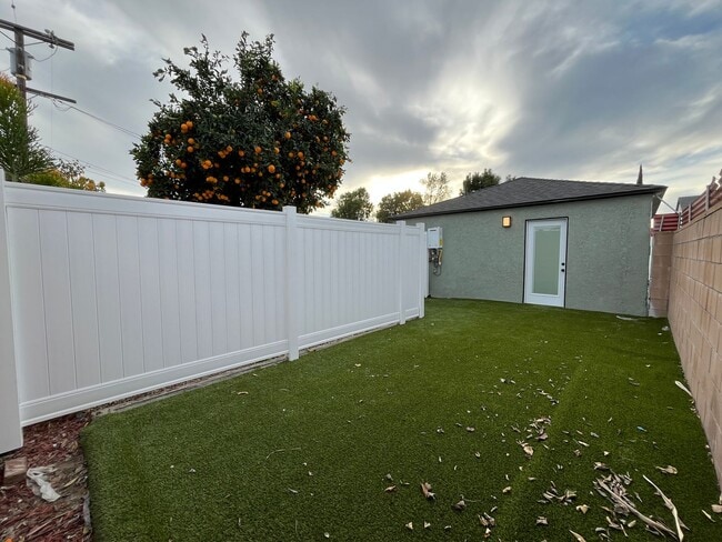 Building Photo - Pet friendly 1+1 w/dishwasher + in-unit laundry available!