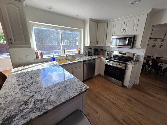 Building Photo - 6872 Greenleaf Dr