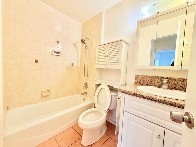 Building Photo - Beautiful two bedroom one bath