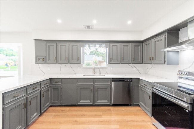Building Photo - 15202 La Paloma Dr