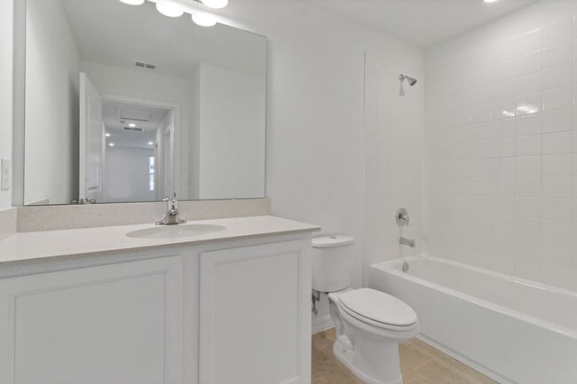 Building Photo - Like-New Ashton Woods Spacious 5BR 4BA, Prime Location Near I-4!