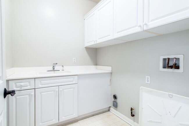 Building Photo - Beautiful 5 bedroom/ 3 Bath Miraleste home...