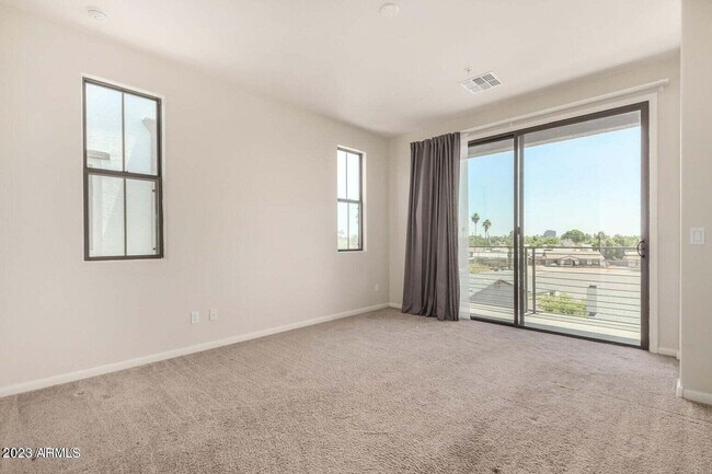 Building Photo - 2090 S Dorsey Ln