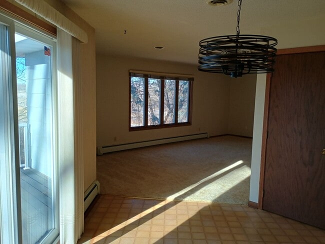 Building Photo - AVAILABLE 4/01/26 Large 2 Bedroom 1 Bath Main Floor Home