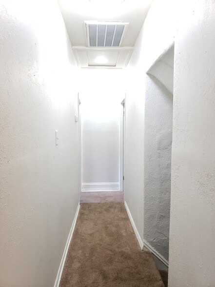 Hallway / front entry - 678 Jessamine Ave E