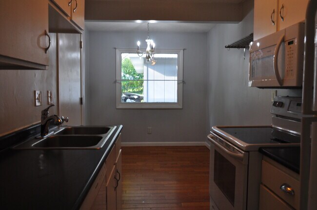 Kitchen - Entry - 6940 Lafayette Ave