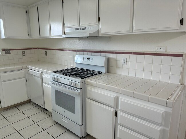 Building Photo - 3+2 In Golden Hills East +Garage!