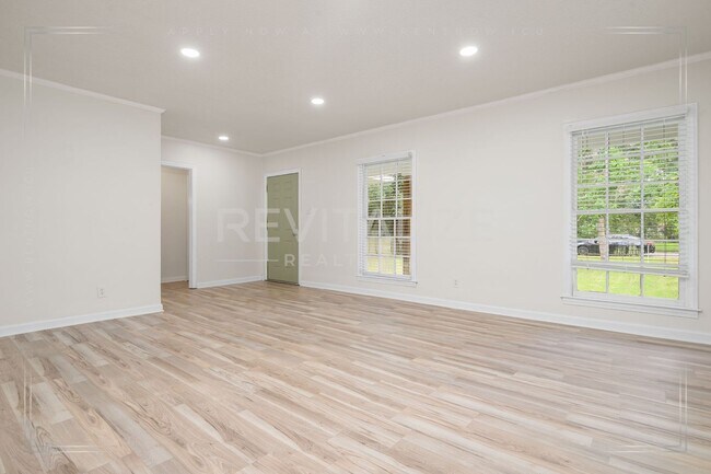 Building Photo - 2505 Robin Hood Dr