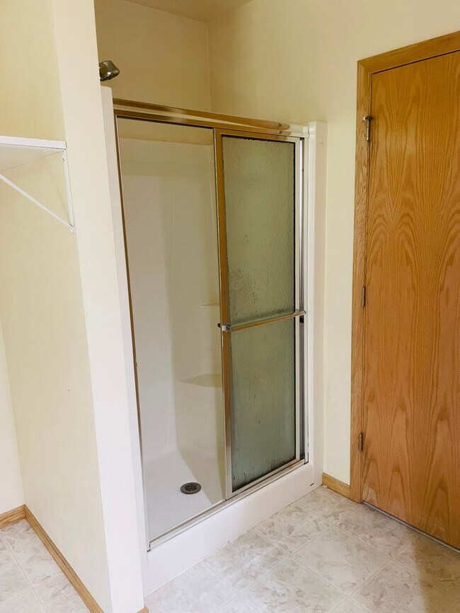 Building Photo - 2930 W Glenpark Dr