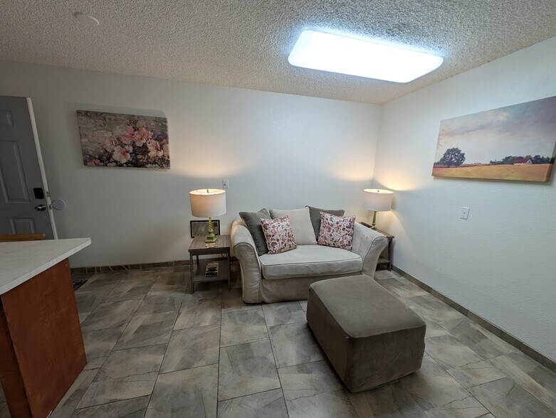 Building Photo - 605 Flora St