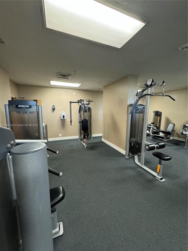 Building Photo - 520 Brickell Key Dr