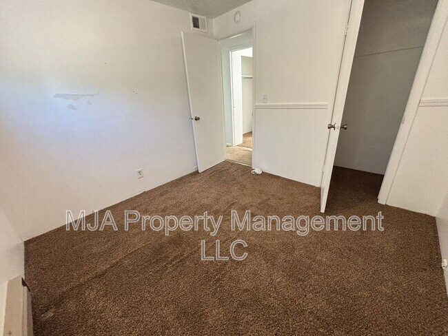 Building Photo - 814 15th St