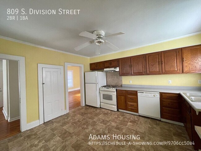 Building Photo - 809 S Division St