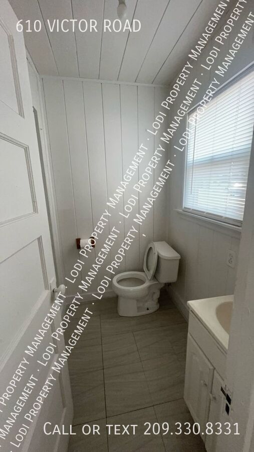 Building Photo - 610 E Victor Rd