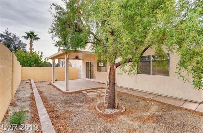 Building Photo - Renovated One Story NW Homes. Laminate Wood and Tile Flooring Throughout