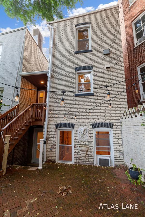 Building Photo - Professionally Managed & Recently Renovate...