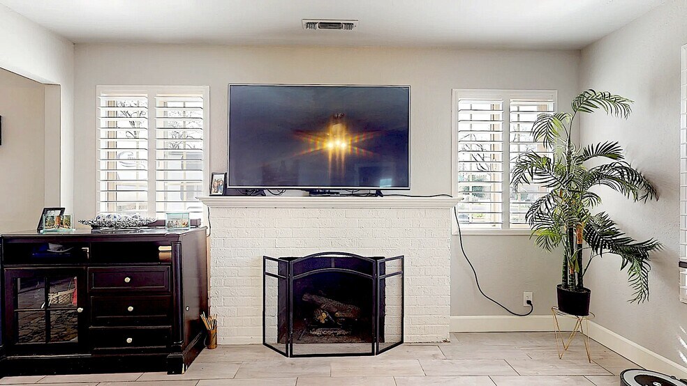 Building Photo - 204 N Santa Ana Ave