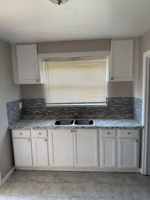 Building Photo - 9525 Robson St