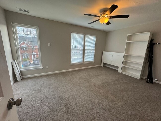 Building Photo - MOVE-IN READY!