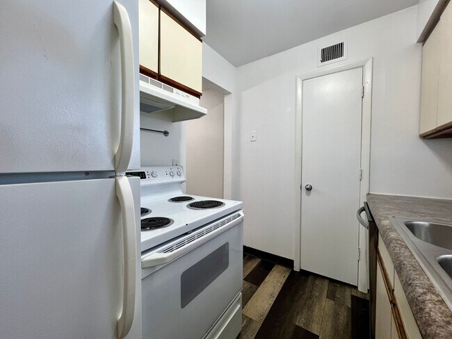 Building Photo - 2 Bed 1.5 Bath Apartment for rent!