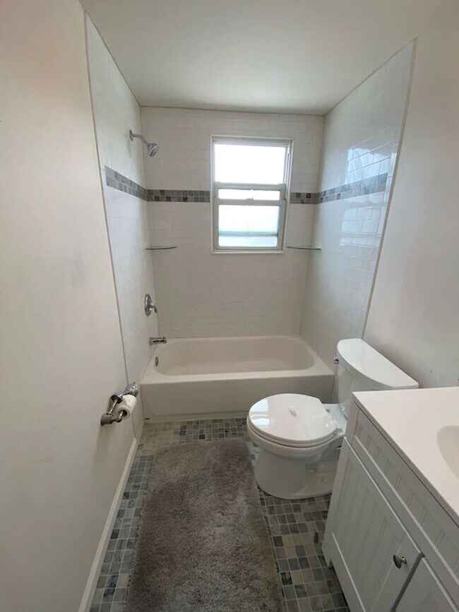 Building Photo - BEACH BLOCK - 2 Bed / 1 Bath - WINTER RENT...