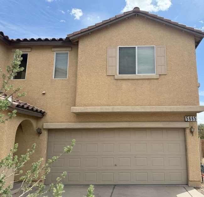 Primary Photo - 3 BEDROOMS HOME WITH 2.5 BATHROOMS