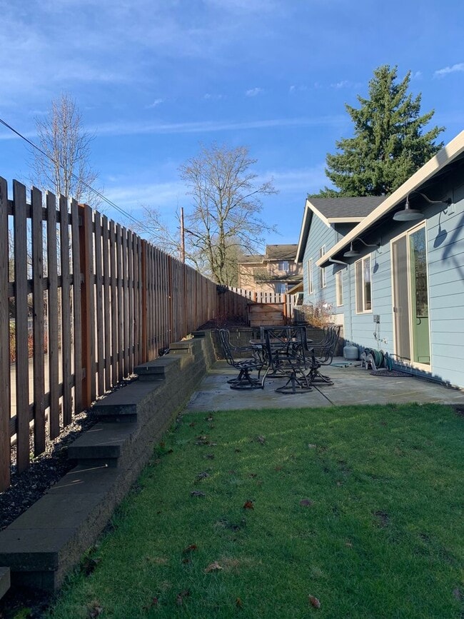 Building Photo - Beautiful Newly Custom Built Home! Vaulted Ceilings! Partially Furnished! Open Floor Plan!