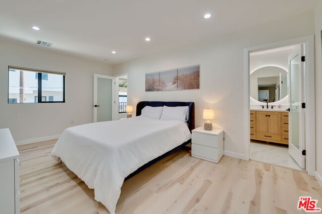 Building Photo - 918 N San Vicente Blvd
