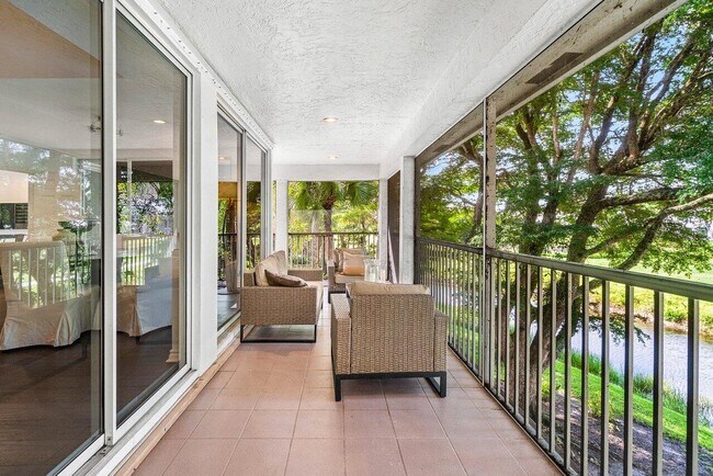 Building Photo - 11823 Pebblewood Dr