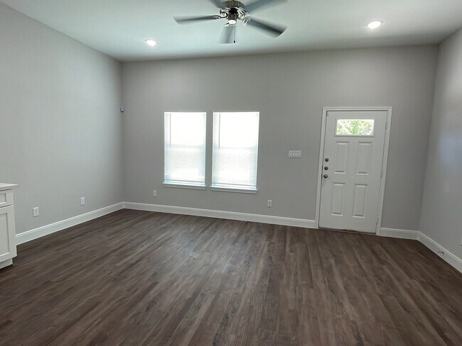 Building Photo - 832 Elkhart St