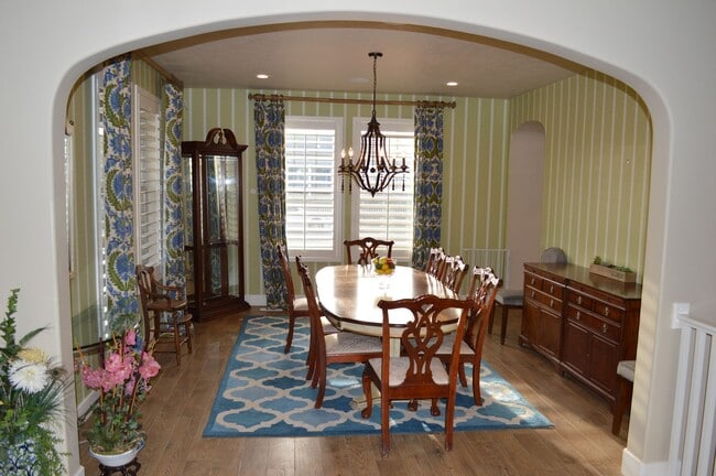 Building Photo - Luxurious 4-Bedroom Home with Mother-in-Law Suite