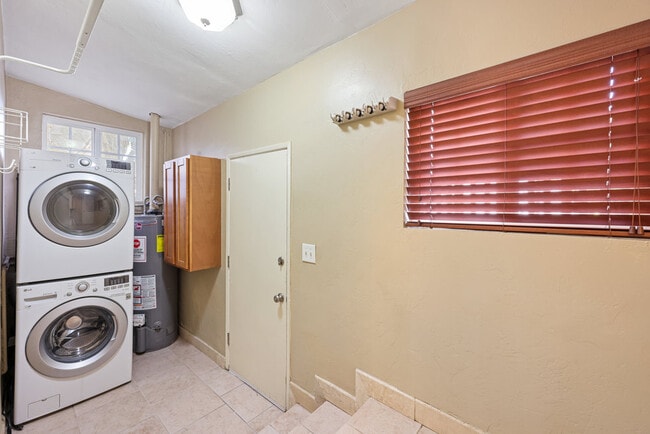 Building Photo - 3896 Harney St