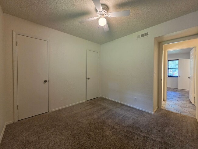 Building Photo - 3 bedroom home in Tecumseh!