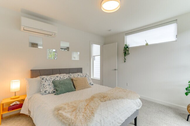 Building Photo - 128A W Florentia St