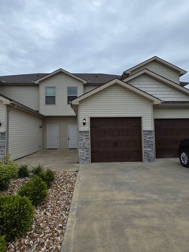 Building Photo - Coming Soon: Well-Maintained 2BR/2.5BA Townhome w/ Garage