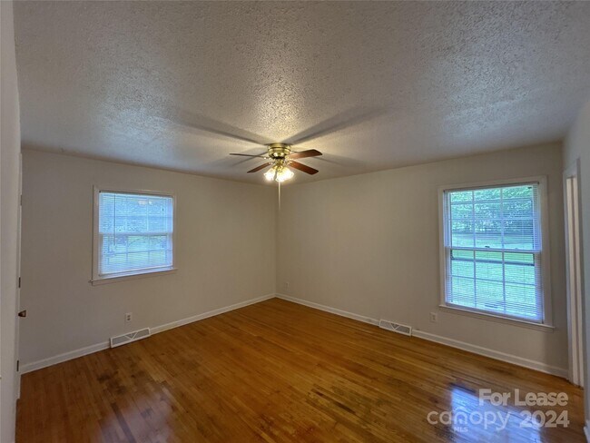 Building Photo - 4614 Cloverdale Ave