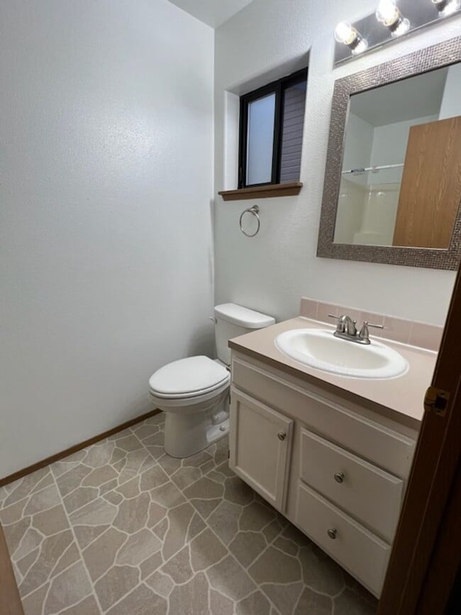 Building Photo - 3 bedroom/1.75 bath rambler style home! 1,272 sq ft
